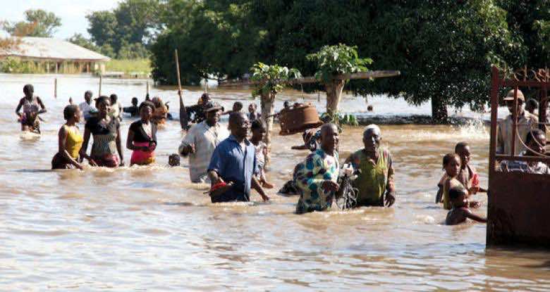 الفيضانات تقتل 15 شخصا في أبيدجان.. والمغرب يضع رقما أخضر لمواطنيه