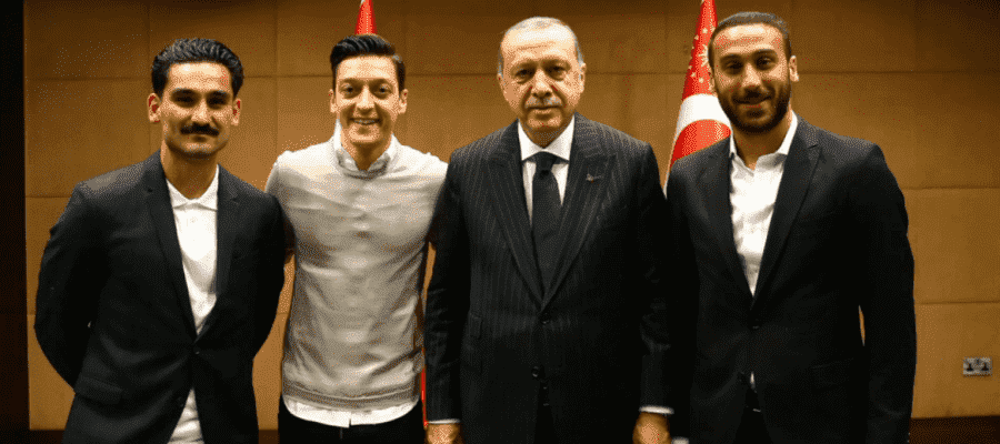 حزب ألماني يدعو لإزاحة أوزيل من المنتخب بسبب صورة جمعته بأردوغان