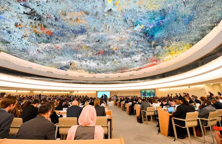 أمام مجلس حقوق الإنسان في جنيف .. حقوقيون ينتقدون توجه الحكومة نحو التصديق على "عهد حقوق الطفل في الإسلام" ويتهمونه بالتمييز