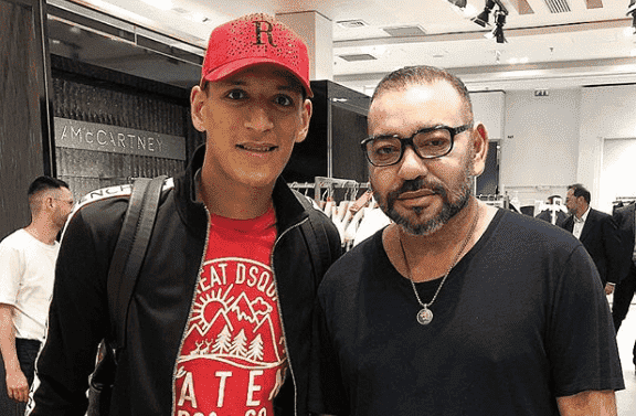 صورة جديدة للملك بباريس رفقة لاعب مغربي