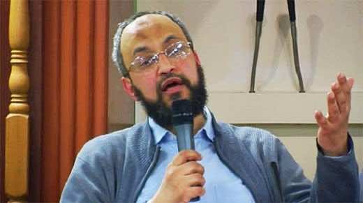 فرنسا تجمد حسابات شقيق “طارق رمضان” للاشتباه بتمويله الإرهاب