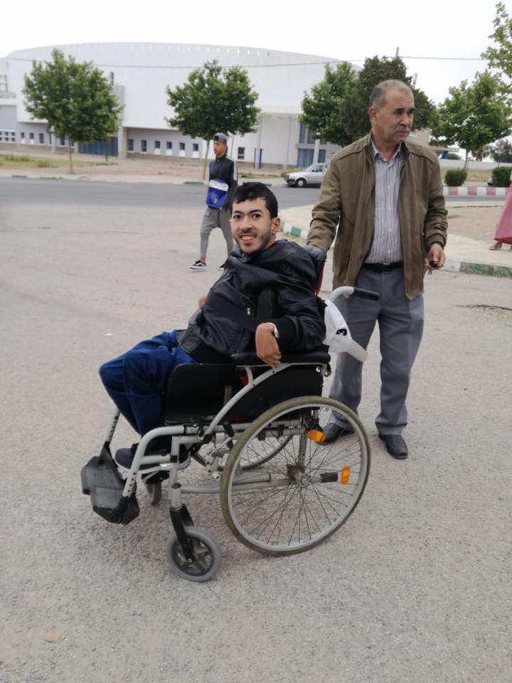 أحمد أمين النولي.. تلميذ نال "الباك" رغم إعاقة تمنعه من الحركة والقراءة والكتابة