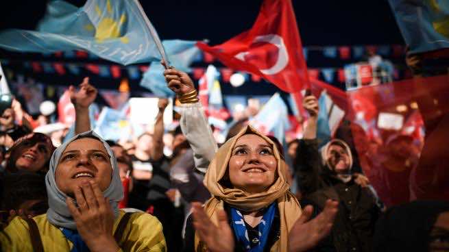 56 مليون تركي يحسمون مصير أردوغان وحزبه في أصعب انتخابات يخوضانها