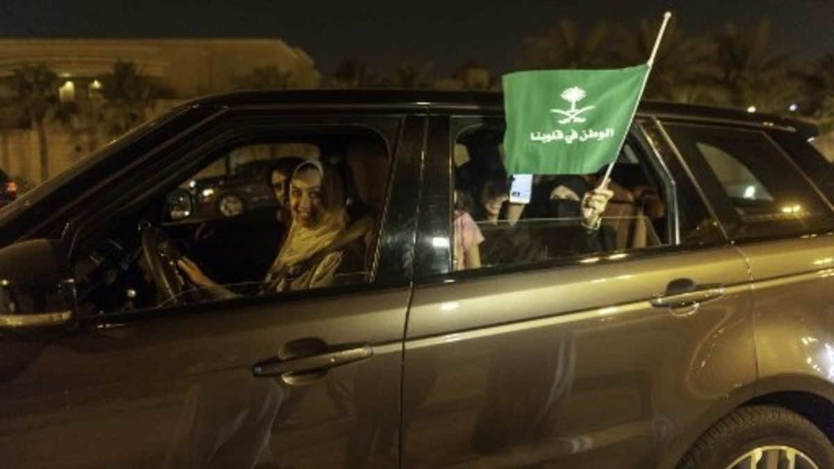 شوارع السعودية تعيش يوما استثنائيا منذ الفجر.. لأول مرة المرأة تقود السيارة والأمن يستقبلهن بالورود -صور-