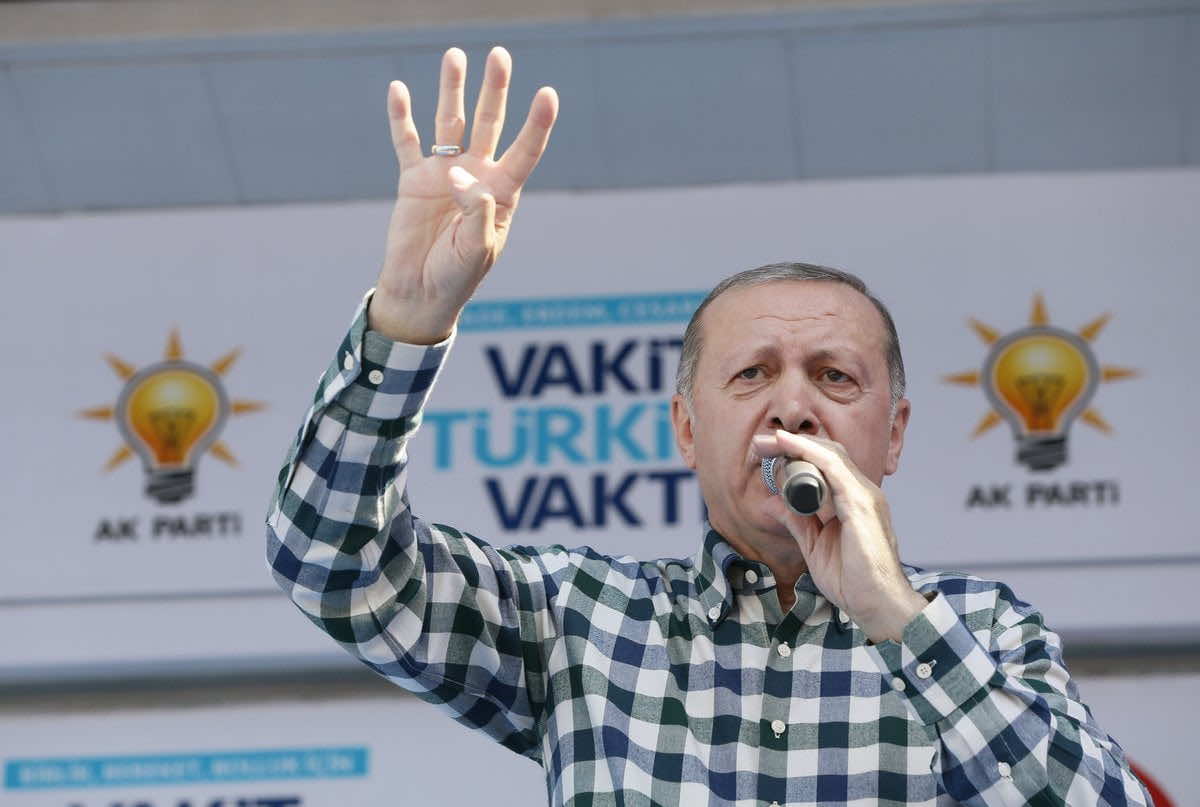 ساعات قبل انتهاء الفرز.. أردوغان يتصدر نتائج الانتخابات التركية بفارق كبير