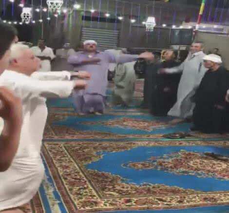 أتباع طريقة صوفية يرقصون أثناء الصلاة يثير جدلاً.. والأمن يلقي القبض عليهم-فيديو