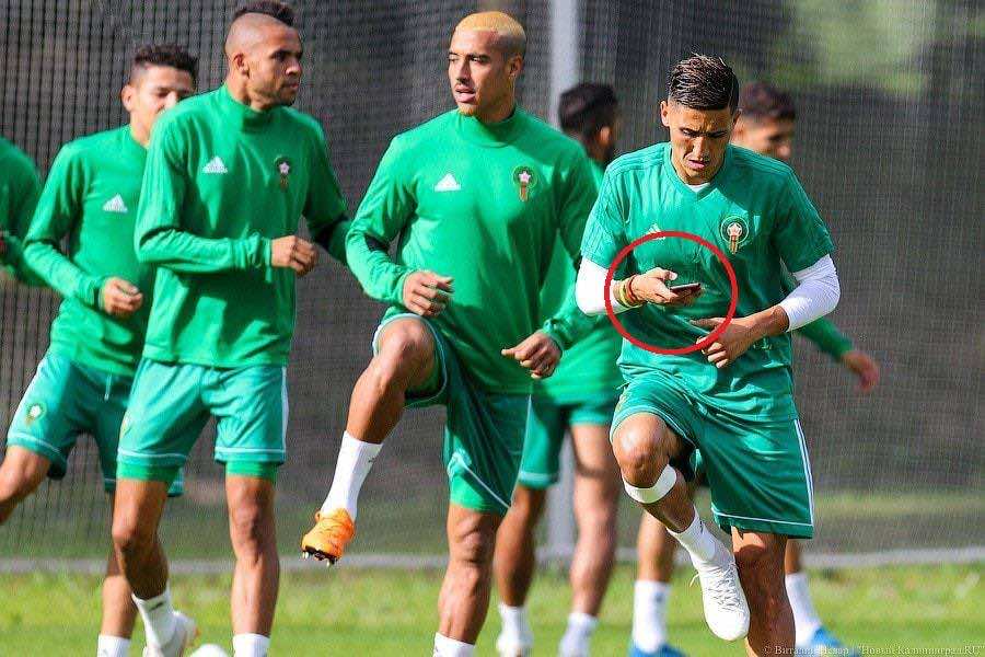 صورة انشغال فيصل فجر بهاتفه خلال التداريب تخلق الجدل وتُغضِب رواد الفايسبوك
