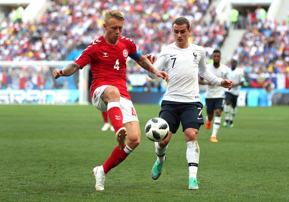 الديوك الفرنسية" تنهي الشوط الأول بالبياض أمام منتخب الدانمارك