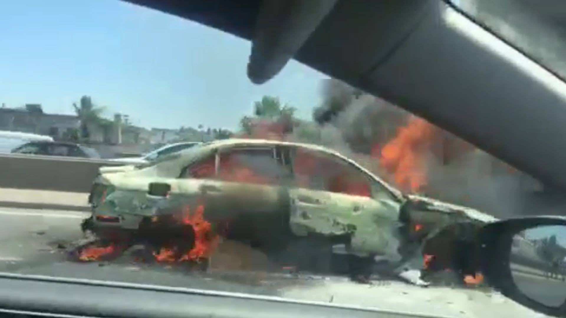 عاجل.. احتراق سيارة بالكامل بالطريق السيار ضواحي البيضاء - فيديو