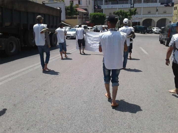 معطلون يحتجون حفاة في شوارع تاونات
