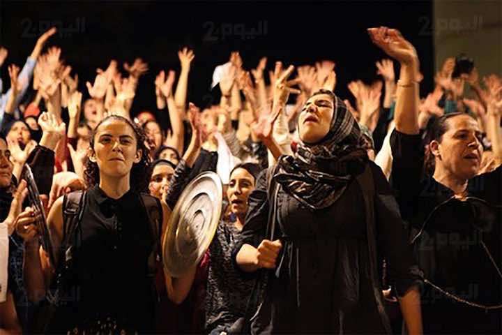 بعد منع عائلات معتقلي الريف من الاحتجاج.. ساكنة الحسيمة تلجأ إلى "الطنطنة" وإطفاء الأنوار