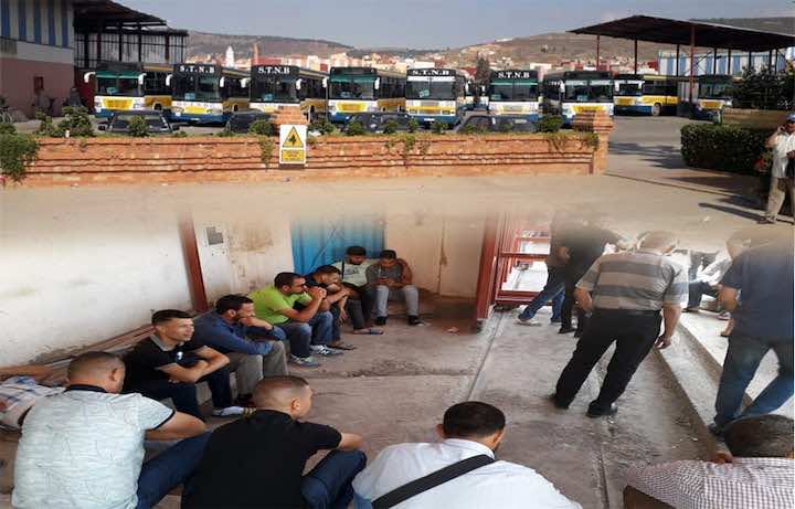 عمال شركة النقل الحضري يخوضون اعتصاما مفتوحا ويشلون حركة النقل في الناظور