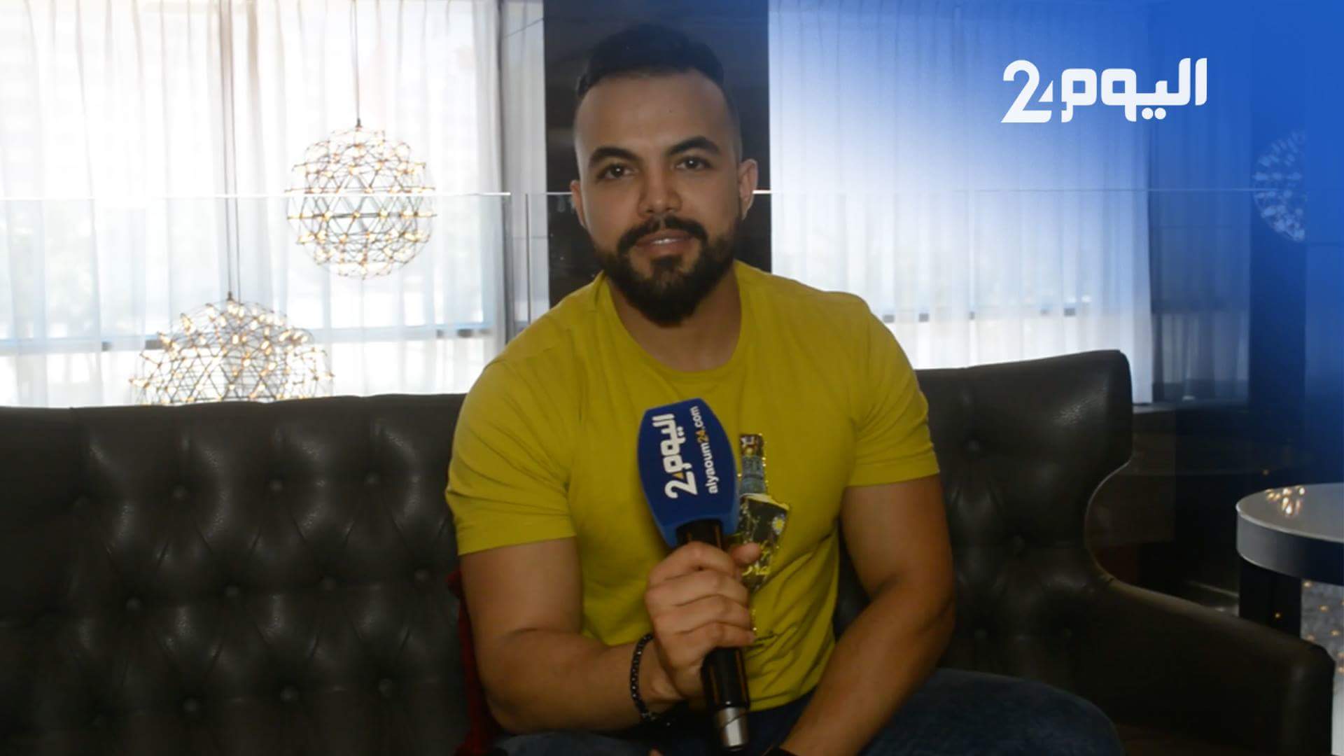 أيوب الحومي: هناك محسوبية في الفن.. ولهذا اخترت فتاة سينغالية في كليب" مليون بوسة"!-فيديو