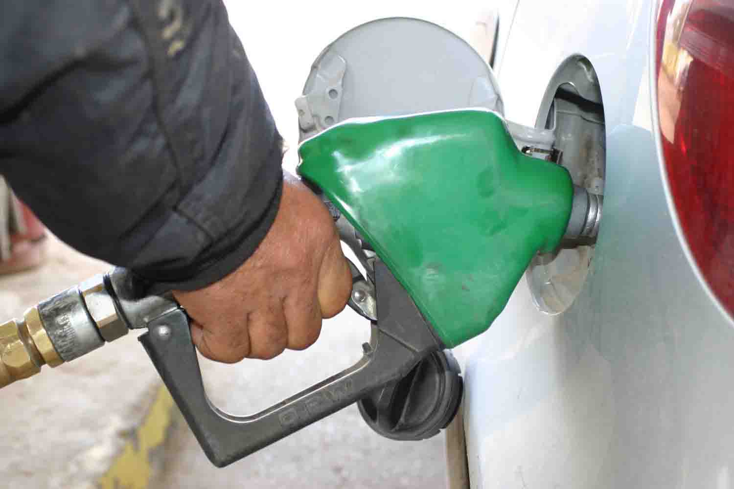 الحكومة للجزائرية ترفع الدعم عن الوقود والكهرباء بداية من 2019