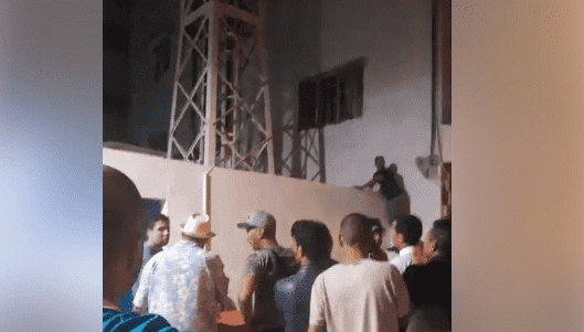مارتيل..مواطن يتسلق عموداً كهربائيا للانتحار بعد مصادرة السلطة لحصانه
