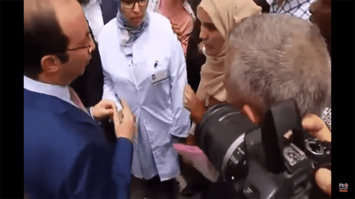 مواطنة تحاصر وزير الصحة بتنغير احتجاجا على تردي الخدمات- فيديو