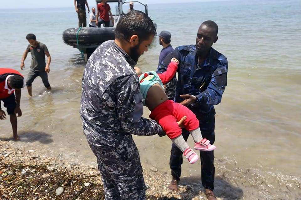 مأساة الطفل "إيلان" تتكرر.. صور صادمة لغرق مهاجرين رضع بسواحل ليبيا