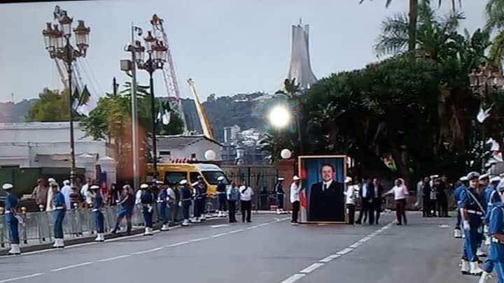 تحت حراسة أمنية مشددة...صورة كبيرة تعوض بوتفليقة في احتفالات عيد استقلال الجزائر!-فيديو-