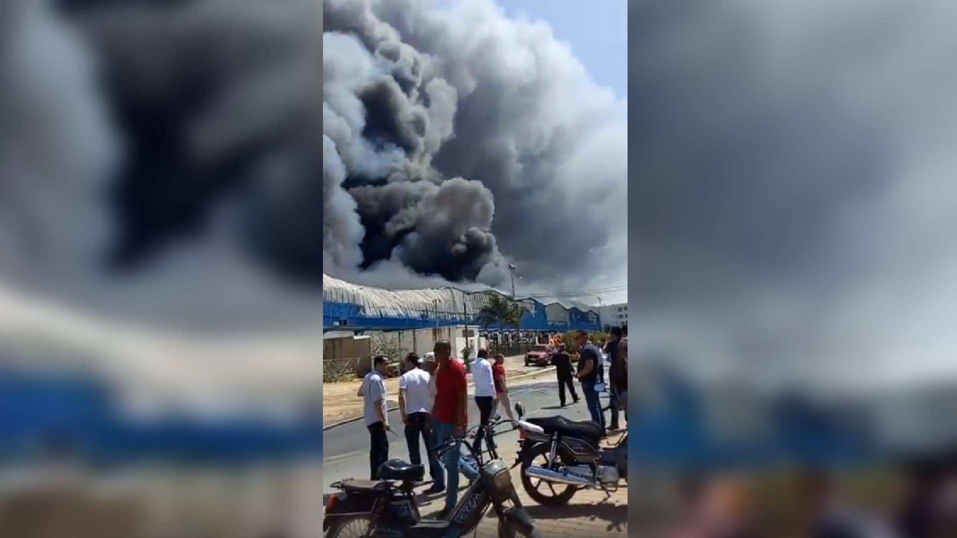عاجل...حريق مهول بمستودع كبير بالمحمدية...يتضمن منتجات "سنطرال" - صور