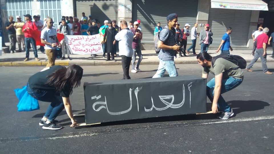 تضامنا مع معتقلي حراك الريف.. مسيرة البيضاء تستعد للانطلاق بحضور مهم وشعارات قوية -صور