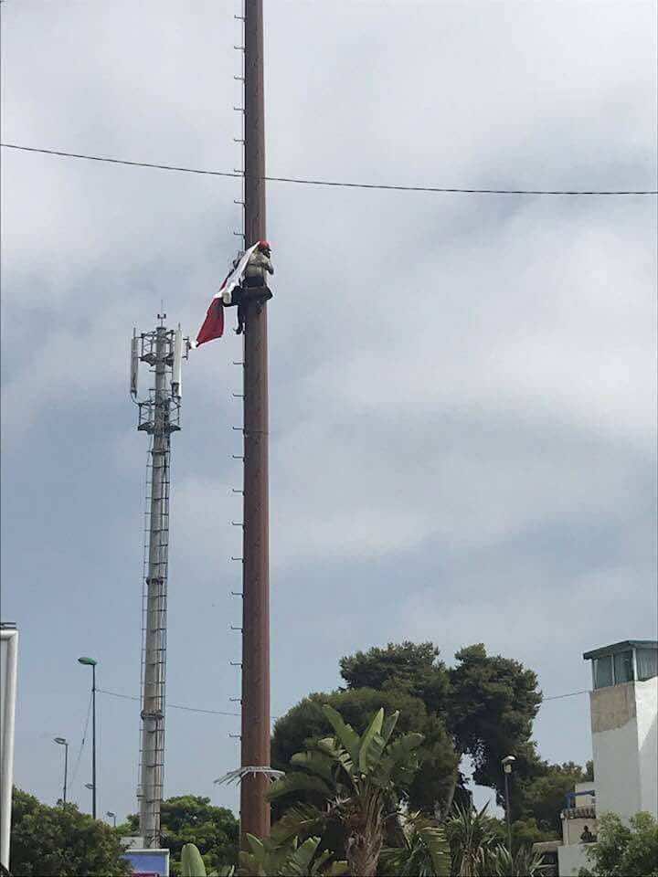 بوطو المظالم" مجددا .. شخص يهدد بالإنتحار من أعلى عمود للإتصالات -فيديو"