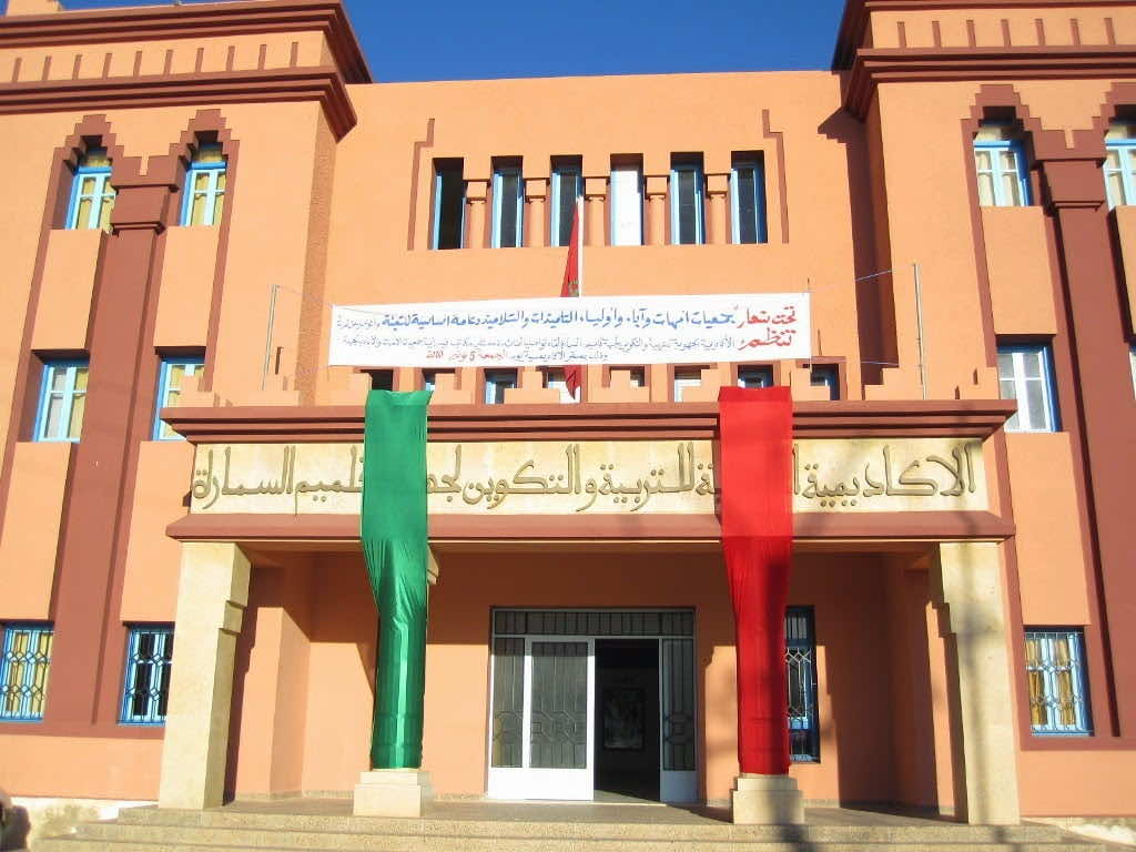 فضيحة.. توزيع حواسيب قديمة على تلاميذ متفوقين بكلميم والمسؤلون يتهربون من التعليق