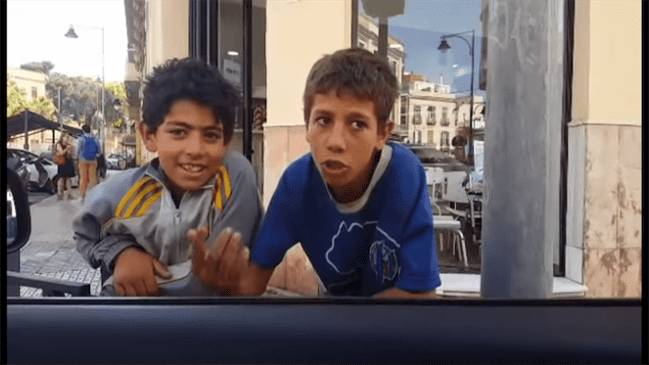 أطفال مغاربة يتسللون إلى مليلية عبر أنابيب الصرف الصحي!! -فيديو