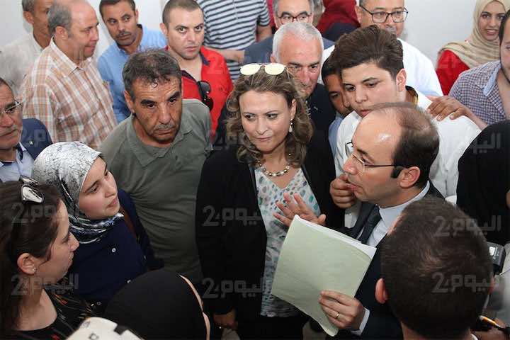 أكثر من 2500 منهن بدون عمل..."القابلات" يحاصرن وزير الصحة ويطالبن بالشغل  ـ فيديو ـ