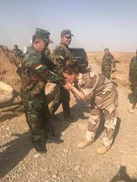 من جديد..الشاعرة المغربية مزان تثير الجدل بتقبيلها أيادي مقاتلي "البيشمركة"!-صور