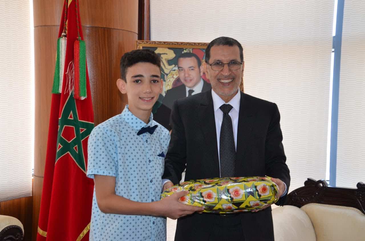 العثماني يستقبل تلميذا حصل على 10/10 في السادس ابتدائي