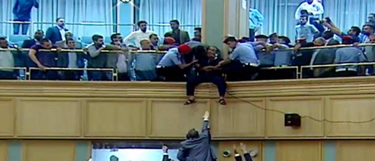 الأمن الأردني يمنع مواطنًا حاول الانتحار من شرفات مجلس النواب- فيديو