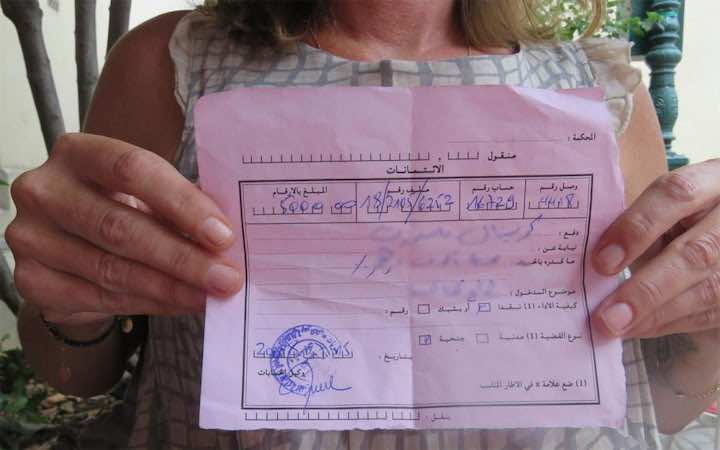 سائحة فرنسية تراسل ماكرون بعد اعتقالها في مراكش بتهمة الزنا وتؤكد: وضعوني في زنزانة ضيقة بين الصراصير!