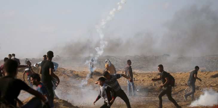 استشهاد فلسطيني وإصابة عشرات آخرين بمواجهات على حدود غزة