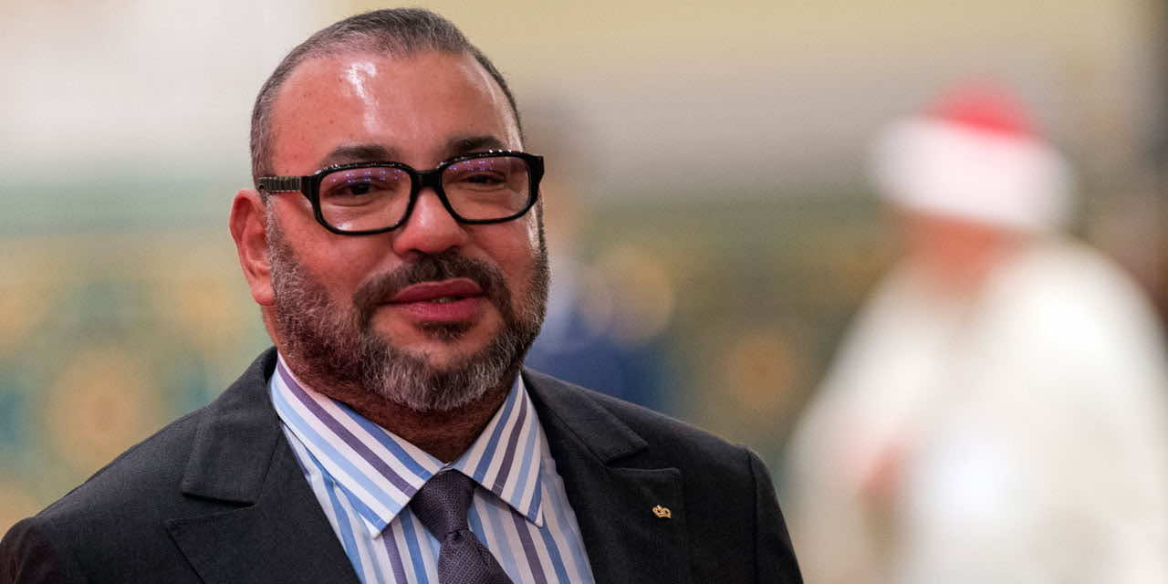الملك يُهنئ الصباح على توليه إمارة دولة الكويت