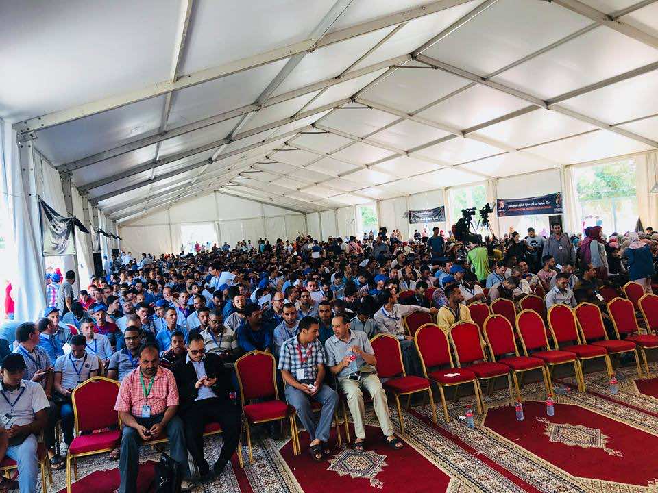 شباب "البيجيدي" يتوافدون بالآلاف لاستقبال ابن كيران بشعار "بن كيران عتق الروح سكوتك ماشي مسموح"