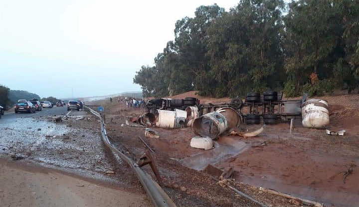 نجاة شخصين بأعجوبة بعد انقلاب شاحنة "جافيل" في الطريق السيار..أصيبا بحروق خطيرة- فيديو