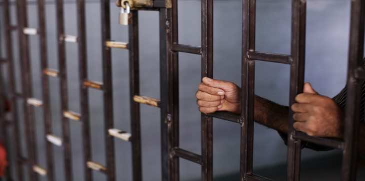 عاطل عن العمل يذبح طفلة لسرقة قرطها الذهبي