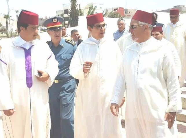 هبة ملكية إلى ضريح "مولاي عبد الله" تتسبب في نزاع بين أحد "الحفظة" وعامل الإقليم –فيديو-