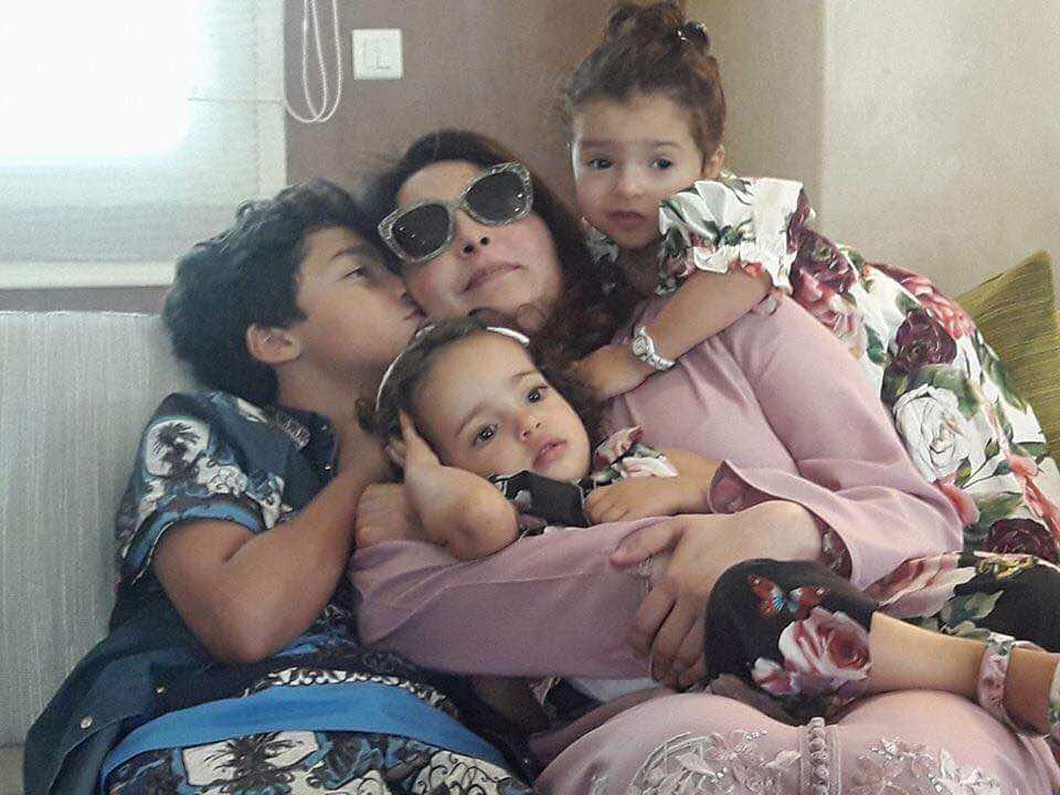 بعد سنتين من الاعتقال..أول صورة لسيدة الأعمال هند العشابي بين أحضان أولادها