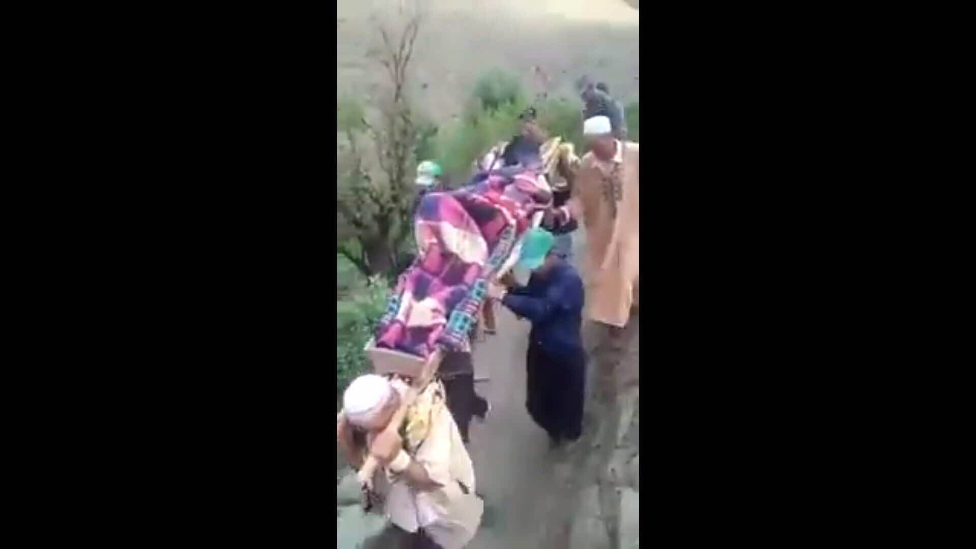المغرب العميق...نقل مريضة على نعش الأموات للمستشفى!-فيديو