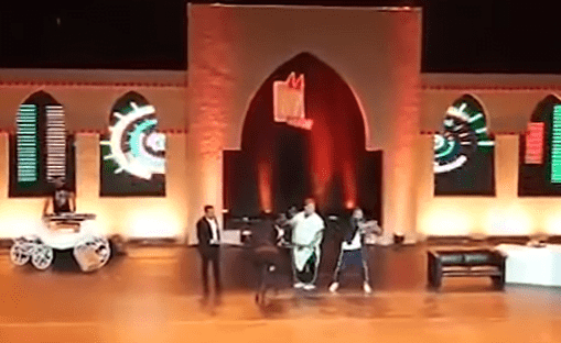"حمار" يرفض مغادرة منصة مهرجان الضحك في أكادير- فيديو