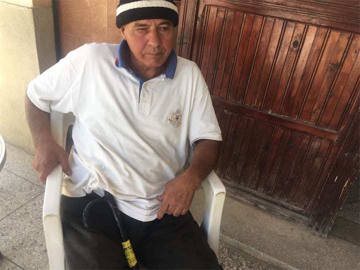 على أبواب العيد.. شيخ يذرف الدموع: 7 ملايين أو شلل كلي