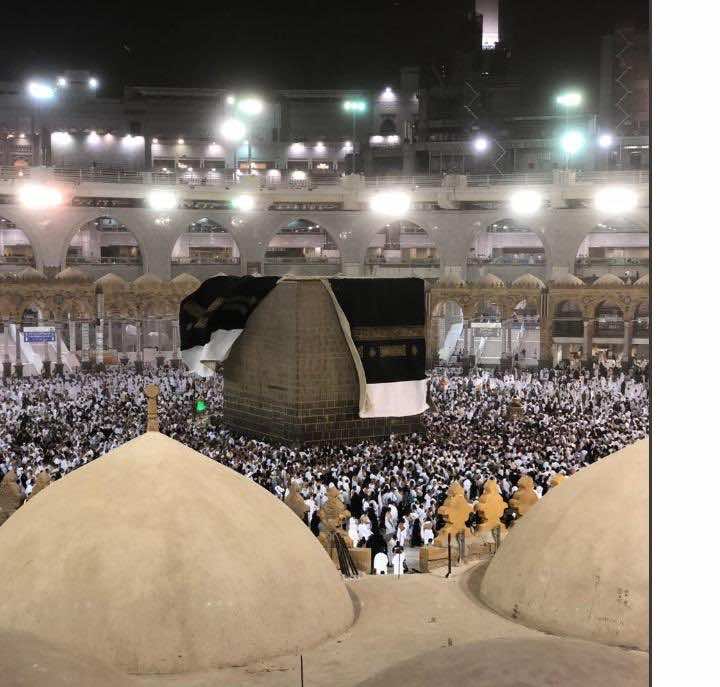 مشهد مهيب.. قوة الرياح تكشف عن الكعبة المشرفة