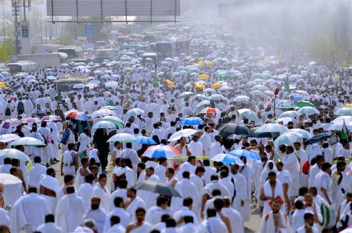 حجاج بيت الله الحرام يبدؤون أولى مناسك الحج بالتوافد على منى