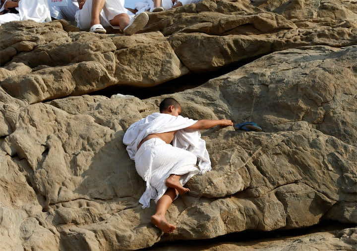 حجاج بيت الله الحرام على صعيد عرفة لتأدية الركن الأعظم