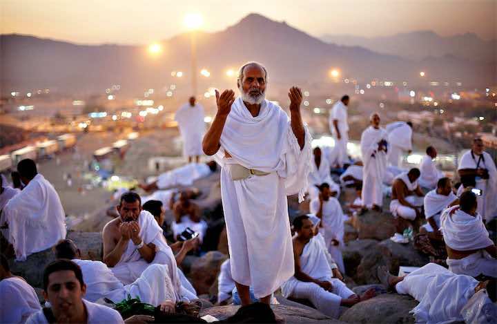 الحجاج يتوافدون إلى صعيد عرفة لتأدية الركن الأعظم