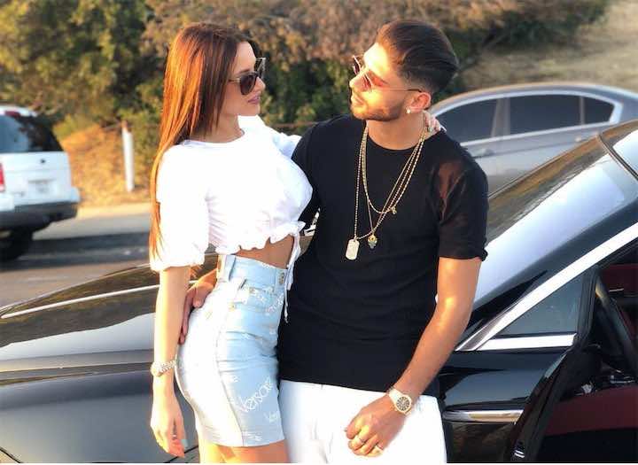 لاعب الأسود ينحني على ركبتيه لطلب يد حبيبته-صورة