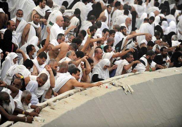 حجاج بيت الله يواصلون يواصلون رمي الجمرات في أول أيام التشريق
