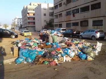 سكان سلا يصرخون أنقذونا من الأزبال المتراكمة..وسودو يحمل المسؤولية إلى العمدة