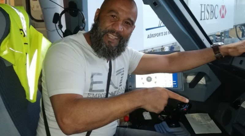 ملاكم مغربي ينقذ طائرة فرنسية من "كارثة".. والفرنسيون يلقبونه بـ"البطل القومي"